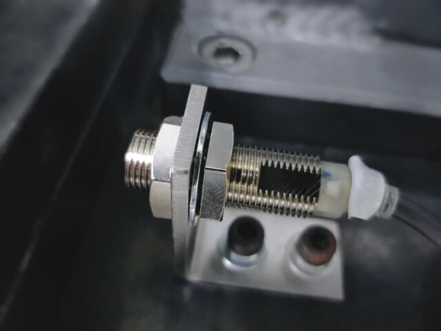 czujnik indukcyjny z wtyczką