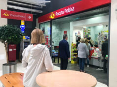Infokioski zyskują na popularności. Dlaczego coraz więcej firm i instytucji stawia na cyfrowe punkty informacji? infokiosk w urzedzie pocztowym
