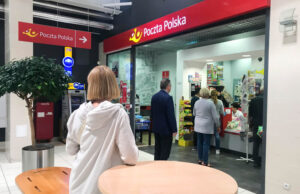Infokioski zyskują na popularności. Dlaczego coraz więcej firm i instytucji stawia na cyfrowe punkty informacji? infokiosk w urzedzie pocztowym
