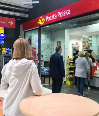 Infokioski zyskują na popularności. Dlaczego coraz więcej firm i instytucji stawia na cyfrowe punkty informacji? infokiosk w urzedzie pocztowym