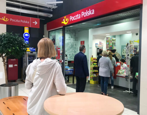 Infokioski zyskują na popularności. Dlaczego coraz więcej firm i instytucji stawia na cyfrowe punkty informacji? infokiosk w urzedzie pocztowym